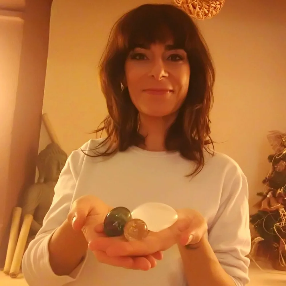 Federica Borsato con un cristallo nello studio AuraSpei