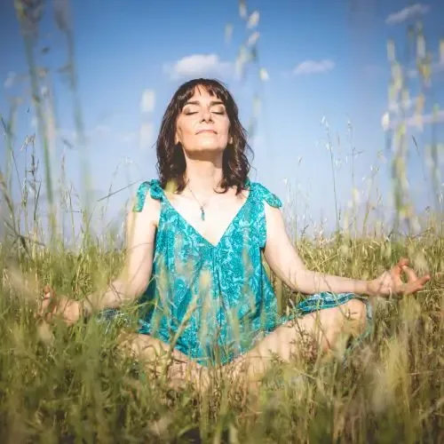 Federica Borsato in meditazione all'aperto
